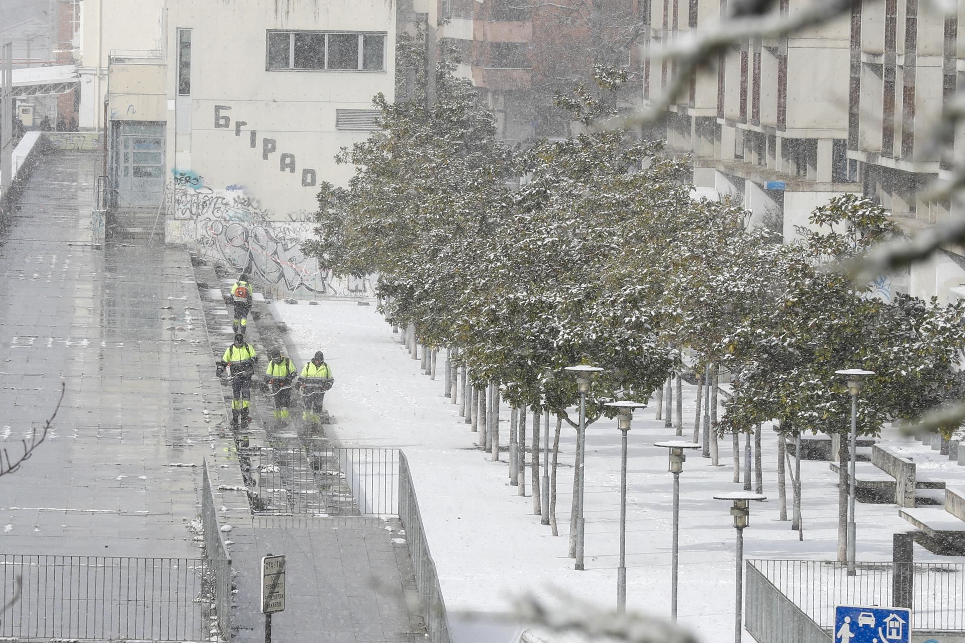 operarios-limpiando-nieve-elurra-vitoria gasteiz-efe