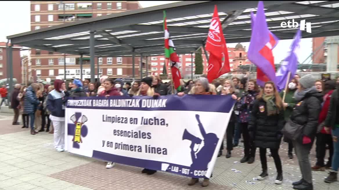 En el Hospital de Cruces se han vivido momentos de tensión cuando las trabajadoras han accedido al interior.