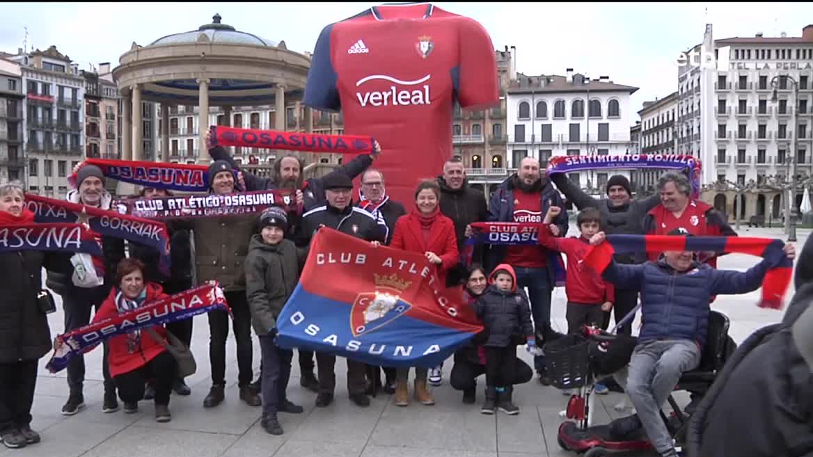 Hainbat zale gerturatu dira Gaztelu Plazara, bertan kokatutako kamiseta erraldoiarekin argazkiak egiteko. Finalaurrekoa eta finala zuzenean eta euskaraz eskainiko ditu EITBk.