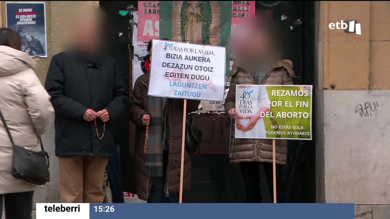 Acosar a las mujeres que van a abortar es delito desde el pasado abril, pero, aun así, continúan juntándose para rezar en las inmediaciones de las clínicas Askabide en Vitoria-Gasteiz y San Sebastián.