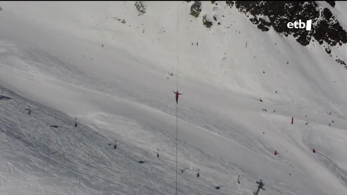 Iparraldeko Slackline taldeak errekor bat hautsi du Pirinioetan. Pio Engaly eski estazioa alde batetik bestera zeharkatu dute, 200 metroko altueran jarritako korda elastiko baten gainean. Kilometro bat baino gehiago ia airean, akrobazia eta oreka lan ikaragarria eginez.