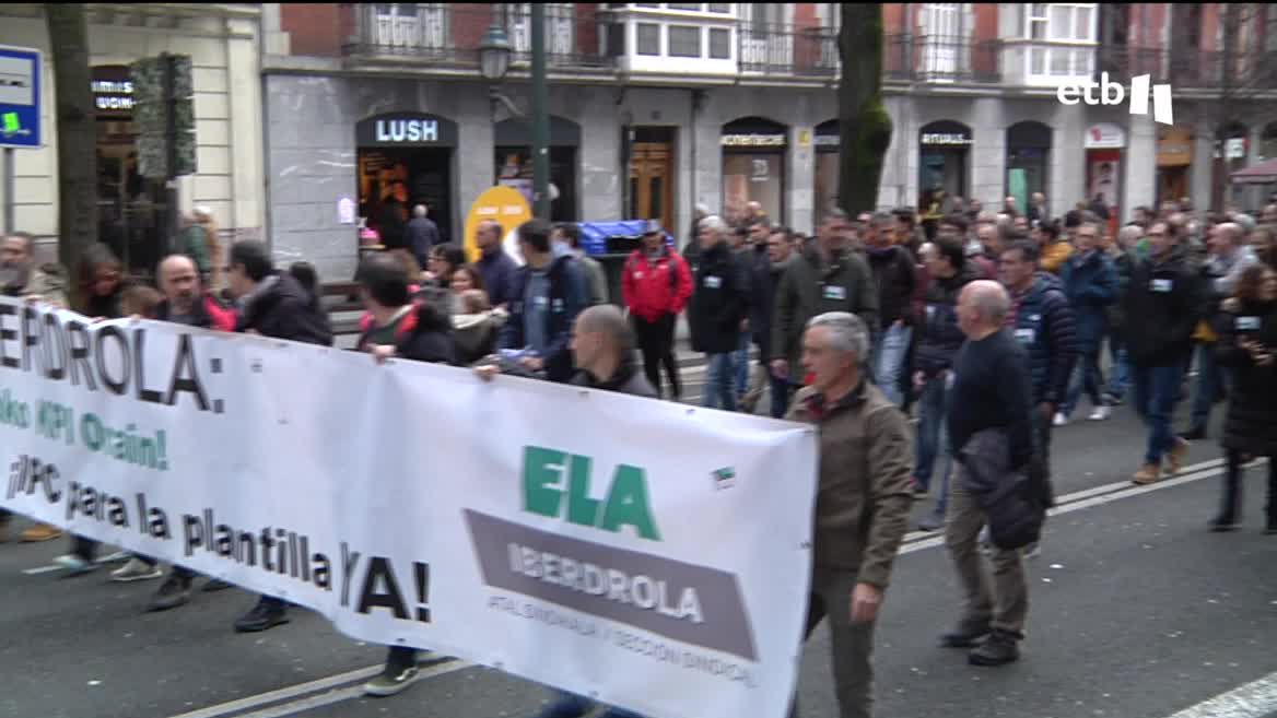 Trabajadores de Iberdrola han reclamado este sábado en Bilbao subidas salariales acordes al IPC ante la "pérdida de poder adquisitivo de la plantilla". Convocados por el sindicato ELA, los trabajadores se han manifestado por las calles de Bilbao.