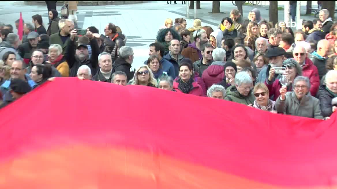 Ostegunean hil zen eta gaur Errenterian, bere jaioterrian, omenaldi beroa egin diote Mikel Martin EHGAM elkartearen sortzaile eta LGTBI kolektiboaren defendatzaile sutsua izandakoari. 2005ean Espainiako armadako 4 militarrek jipoitu zutenean egin zen ezagun, gertatutakoa epaitegietan salatu zuelako.