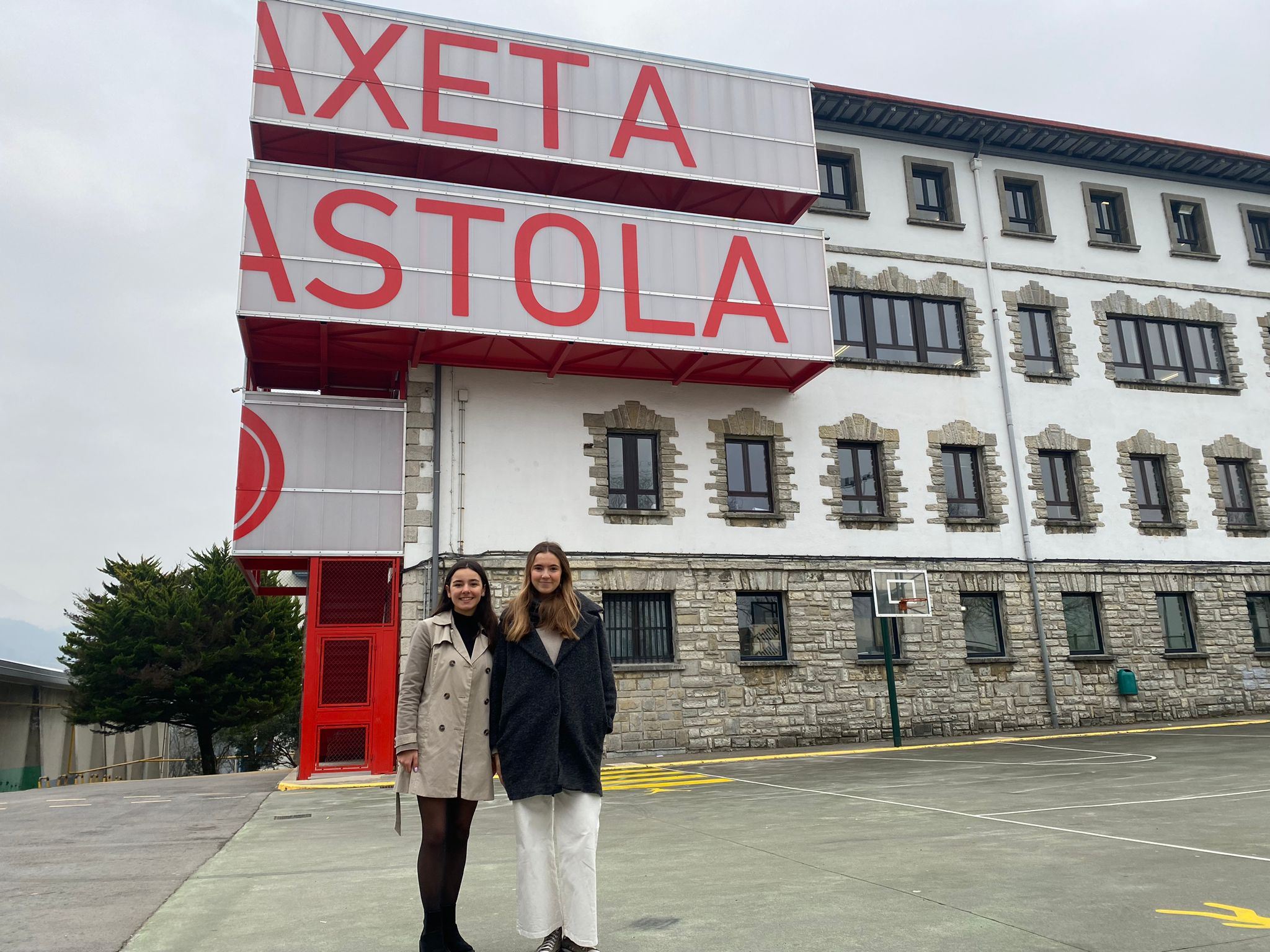 Marta y Ariane en la Ikastola Lauaxeta de Amorebieta. Foto: EITB Media