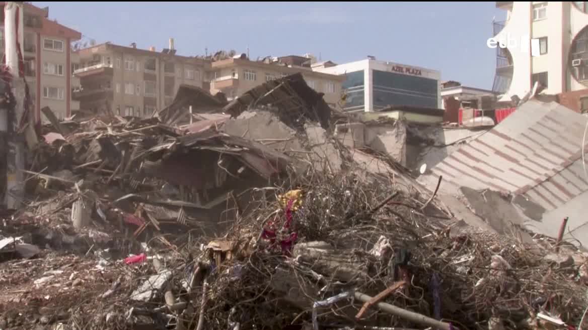 Cientos de edificios están completamente derrumbados en el sur de Turquía como en el occidente de Siria y Kurdistán. Mientras, continua el sufrimiento para miles de familias. Solo en Turquía el seísmo ha dejado casi dos millones de personas desplazadas. La cifra de fallecidos asciende a los 50 000.