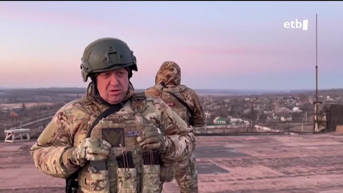 Yevgueny Prigoyin mertzenario taldeko buruak Kremlin gehiago presionatu du. Bere soldaduek Moskuk agindutako munizioa non dagoen galdetzen diotela dio. Arma astunetarako munizio eskasiagatik, Errusiak bere erasoa soldaduetan oinarritu du azken asteotan.