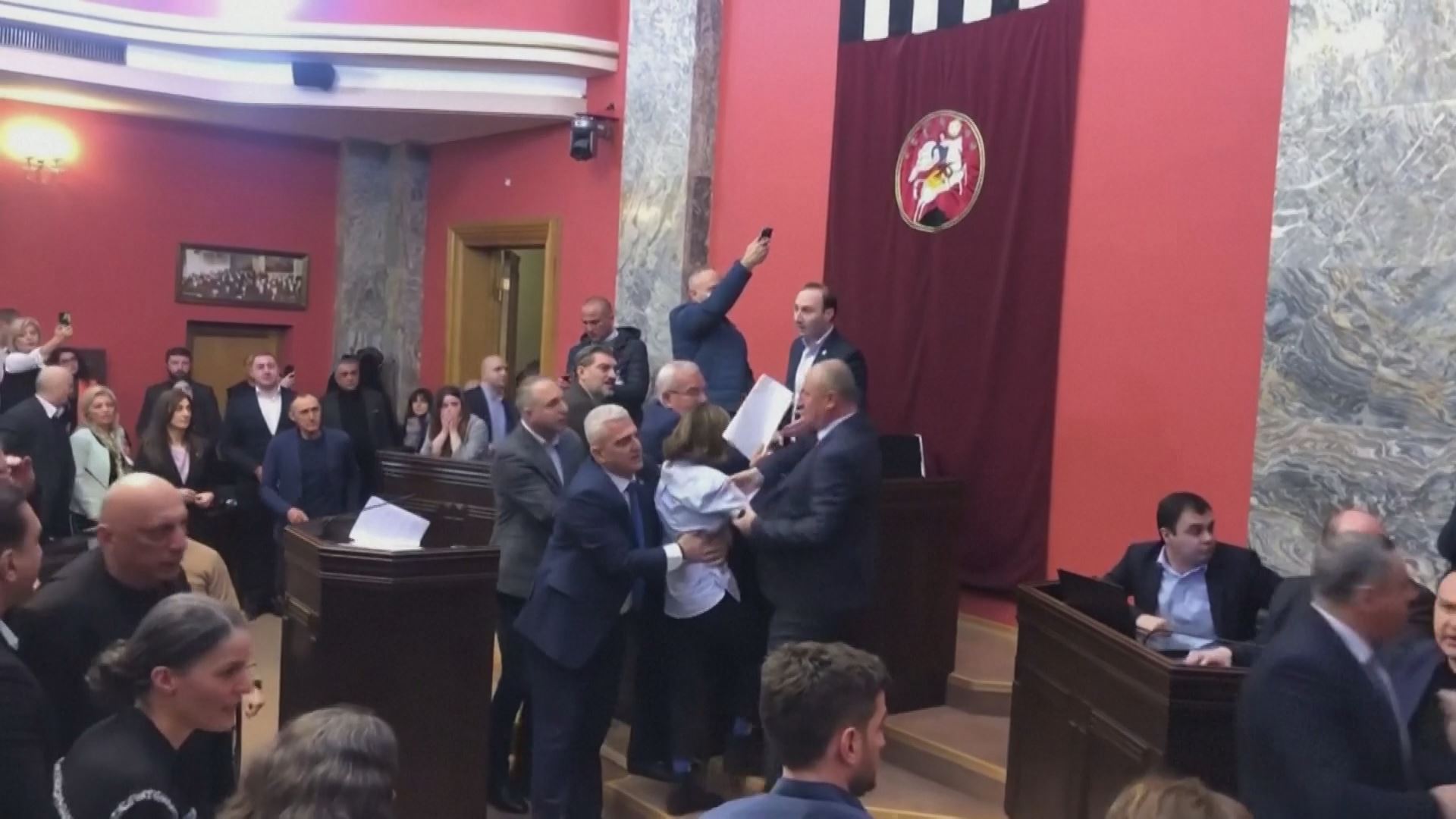 20230307085153_georgia-golpes-parlamento_