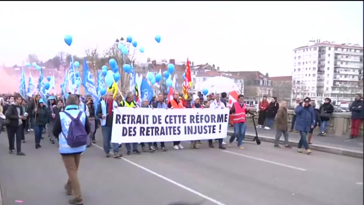 La manifestación de Baiona ha reunido a 13 000 participantes, según la Policía. Sin embargo, los sindicatos cifran en 23 000 los manifestantes. La Intersindical ha hecho un nuevo llamamiento para volver a manifestarse este miércoles.