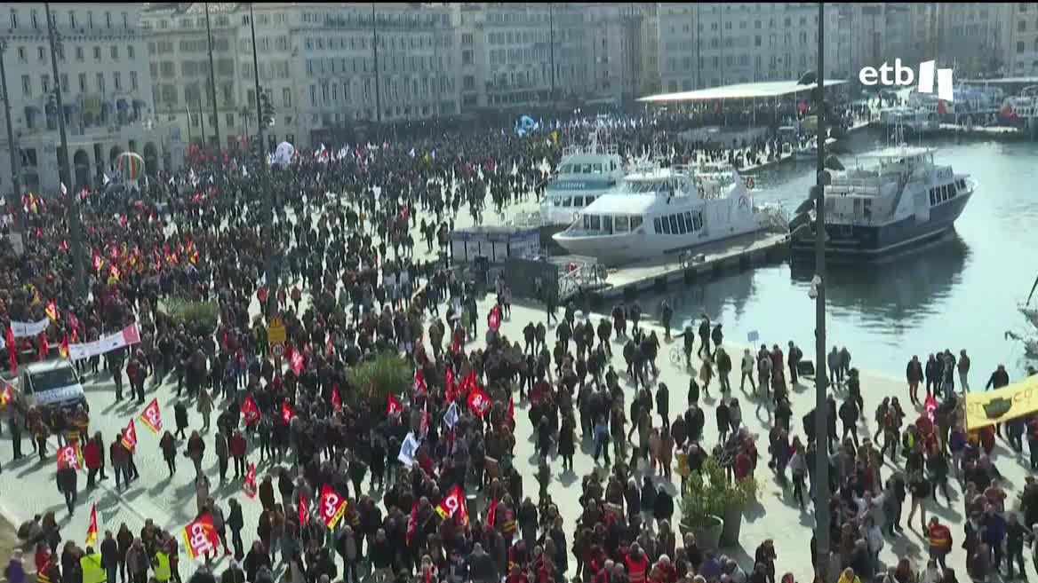Los bloqueos de carreteras han afectado a las principales refinerías, de donde hoy no ha salido ningún camión con combustible. La huelga de controladores aéreos ha obligado a suspender numerosos vuelos en los aeropuertos parisinos. En educación, los sindicatos hablan de un seguimiento del 60 %.