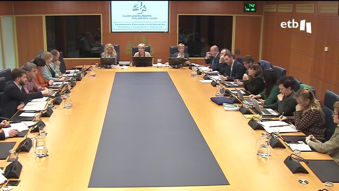 Tapia ha desmentido que Alfredo de Miguel haya representado al Gobierno Vasco en ningún caso, y ha negado que haya actuado como gerente de Hazti porque esa figura, ha dicho, “no existe”. Las explicaciones de la consejera no han convencido a la oposición, que se ha mostrado muy crítica con la actuaci