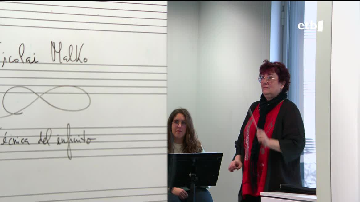 Munduko orkestra sinfonikoen % 95 gizonezkoek zuzentzen dituzte. Estereotipo hori hautsi duzten hiru emakumerekin hitz egin dugu: Margarita Lorenzo de Reizabal, Mirari Etxeberria eta Ane Legarreta.