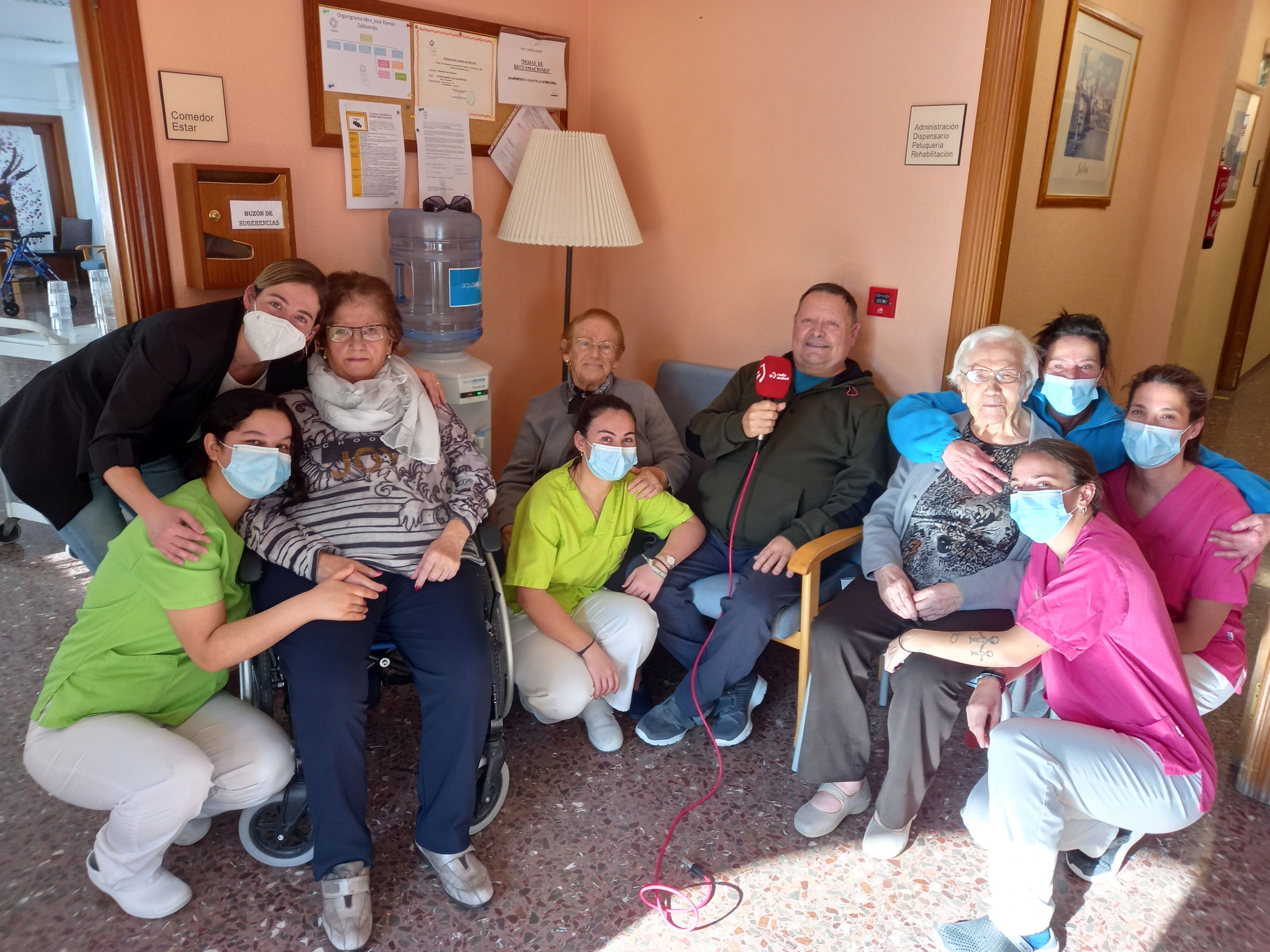 Residentes y trabajadoras de la Residencia para Mayores José Ramón Zalduendo de Caparroso