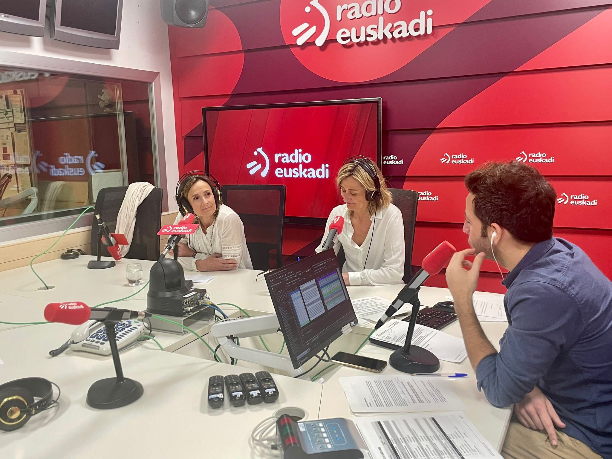 Nuria López de Guereñu e Isabel Iturbe, en "Boulevard". Foto: ETB Media