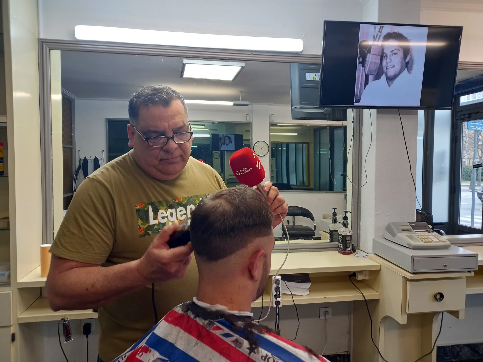 Muchos latinos regentan peluquerías. Foto: EITB Media