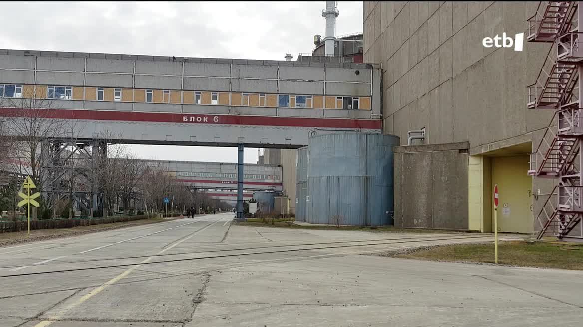 Bi orduko ibilbidea egin dugu, energia konpainiako zuzendariaren kontseilariarekin batera. Ukrainak bonbardatu dituen eremuak eta ondorioak erakutsi dizkigu. Errusiaren esku dago zentrala; apenas dago presentzia militarrik.