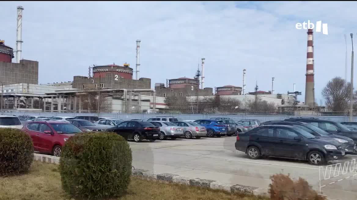 Hacemos un recorrido de dos horas con el asesor del director general del sector de producción de energía. Nos enseña las zonas bombardeadas. La central está en manos de Rusia, pero apenas hay presencia militar.