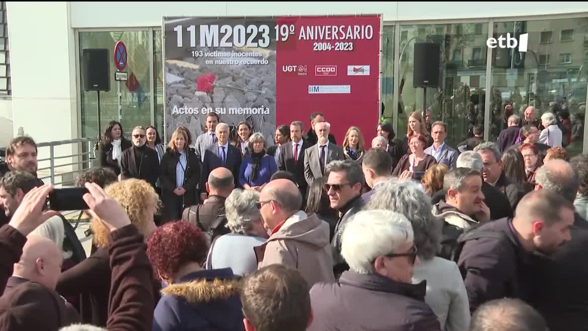 Martxoaren 11 dugu gaur, eta Madrilen duela 19 urte izandako atentatuen biktimak izan dituzte gogoan. Espainian inoiz bizitako eraso terrorista larriena izan zen. Zelula yihadista batek hainbat trenetan jarritako lehergailuek 193 lagun hil zituzten, eta beste ia 2.000 zauritu.