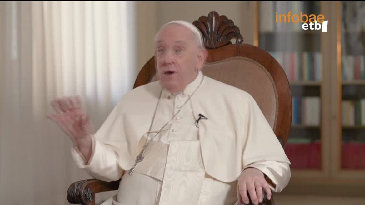 10 urte beteko dira aurki Jorge Mario Bergoglio Aita Santu izendatu zutenetik. Eliza katolikoan erreforma sakona egiteko helburuarekin hartu zuen kargua. Ordutik, zelibatuaren derrigortasunaz askotan galdetu izan zaio eta, atzo bertan, apaizak ezkondu ahal izatea ez dela kontraesana aitortu zuen.