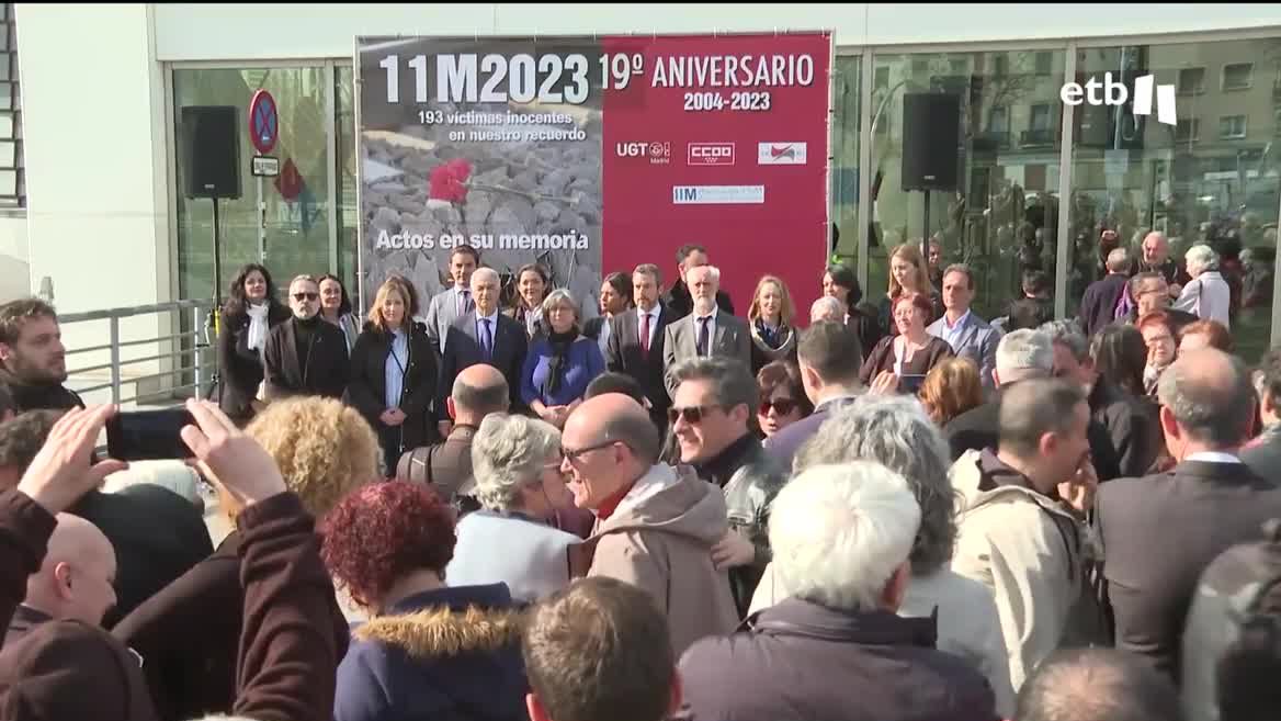 Hoy es 11M, y en Madrid recuerdan a las víctimas de los atentados de hace 19 años, el peor ataque terrorista de la historia en Europa. Una célula yihadista hizo estallar varias bombas en cuatro trenes de cercanías, asesinando a 193 personas y dejando cerca de 2000 heridos.