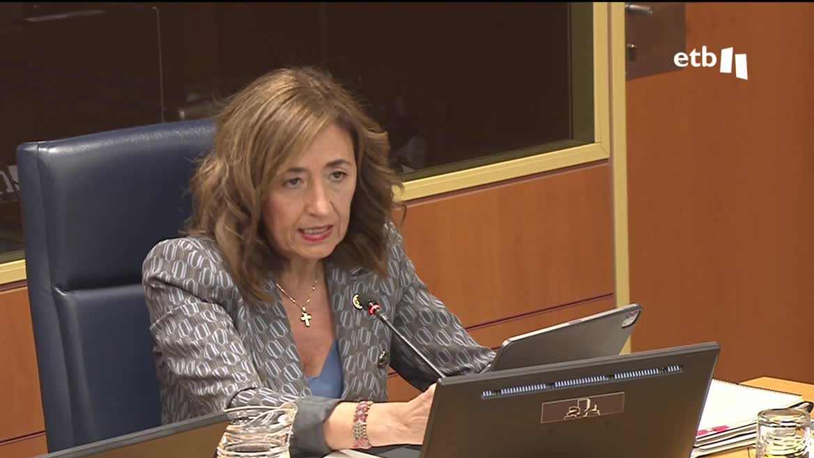 En el Parlamento Vasco, la consejera Olatz Garamendi ha defendido la legalidad del paso a la empresa privada de varios ex altos cargos del ejecutivo. Denuncia una caza de brujas e invita a la oposición a denunciar si ve irregularidades.