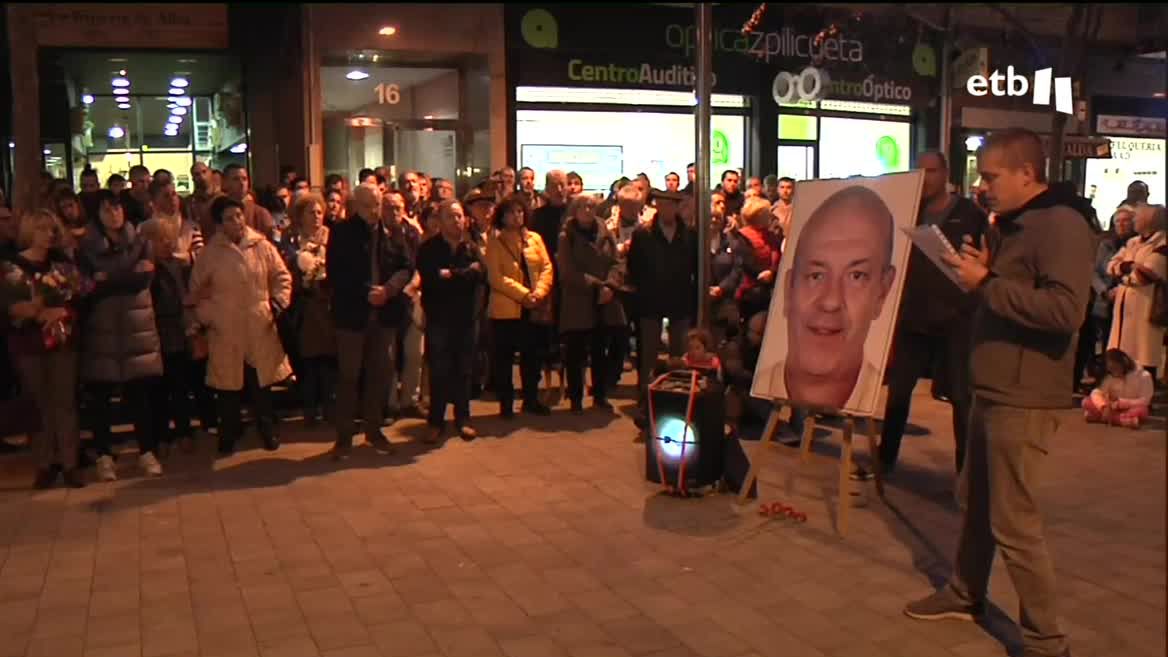 El panadero fue asesinado por un policía nacional y su hijo al día siguiente del 11M en su propia panadería por negarse a colocar un cartel en su escaparate, que culpaba de la autoría de los atentados a ETA.