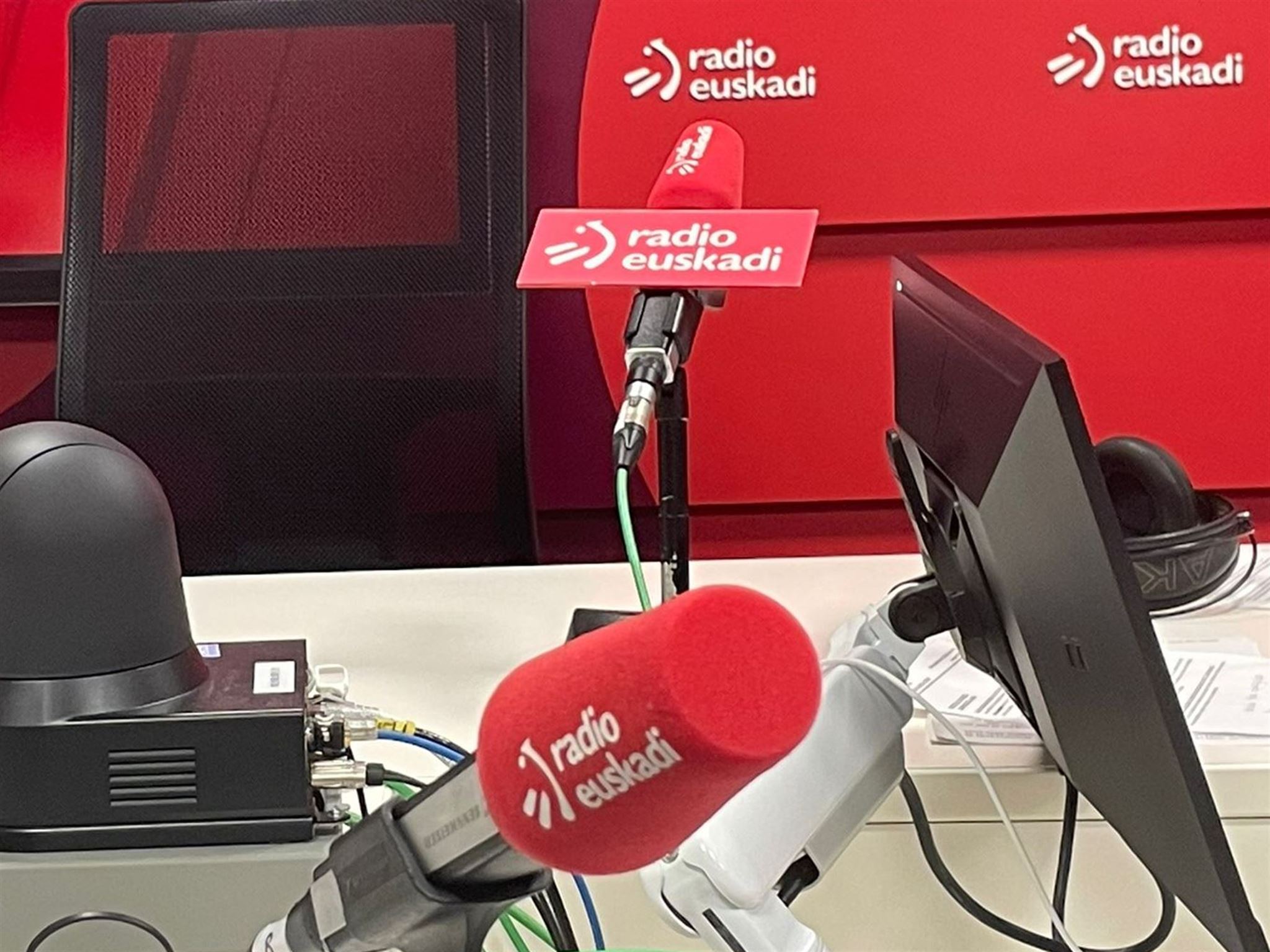 Jon Imanol Anton, el reportero más molón, desde el belén viviente del Parlamento Vasco