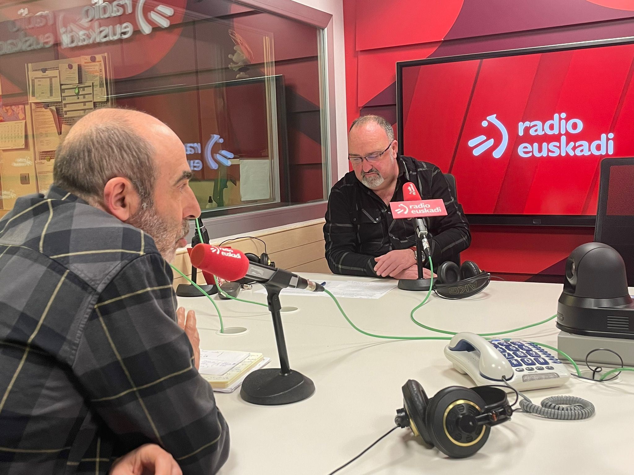 Fernando González y Aitor Albizu en Radio Euskadi. Foto: EITB Media