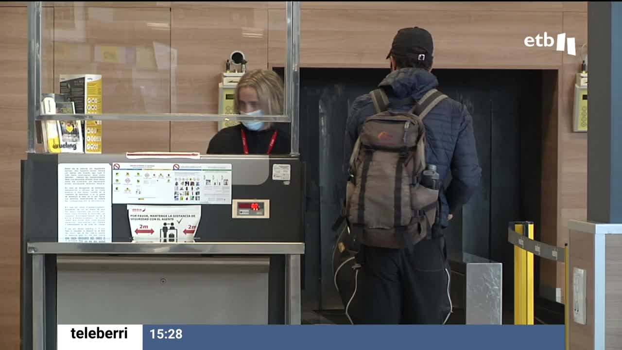 Los aeropuertos vascos amplian su oferta de vuelos de cara a la temporada de verano. Se ponen en marcha más de 70 destinos desde Hondarribia, Foronda y Loiu.