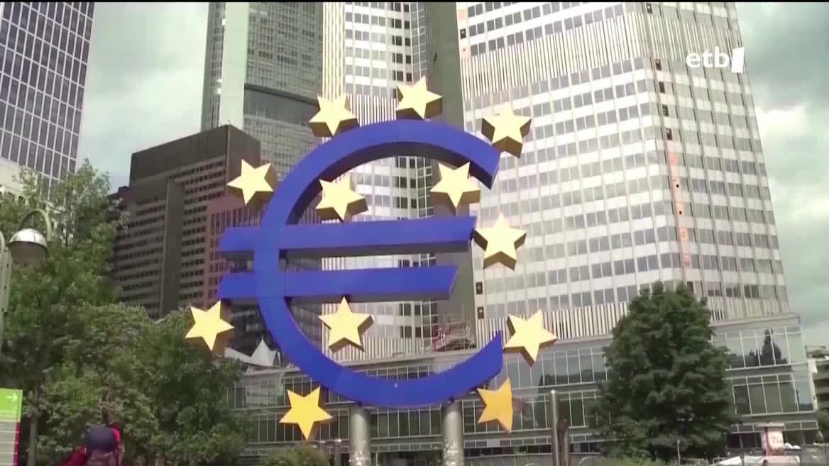 Europako Banku Zentralak iragarritakoa bete, eta puntu erdi igo ditu interes-tasak, bankuen krisiak igoera horiek zalantzan jarri baditu ere.