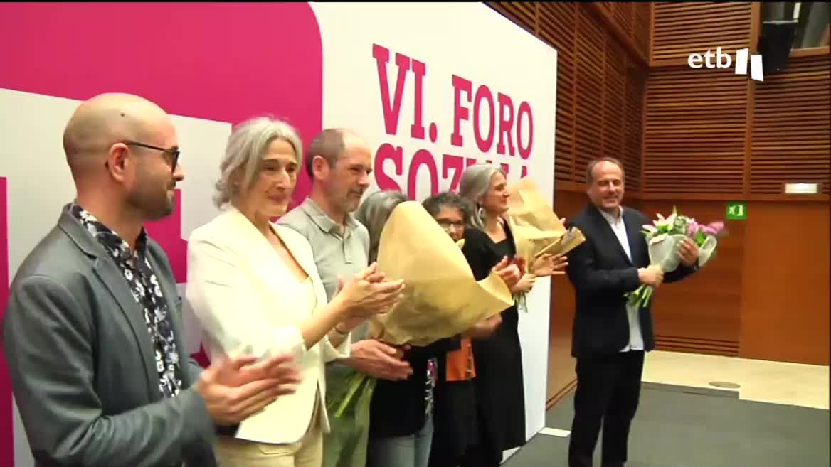 Este sábado ha tenido lugar en San Sebastián el último acto del Foro Social Permanente. El colectivo ha homenajeado a las víctimas y agentes que durante una década se han dedicado a sentar las bases para construir una sociedad basada en el respeto y el reconocimiento de todas las violencias.
