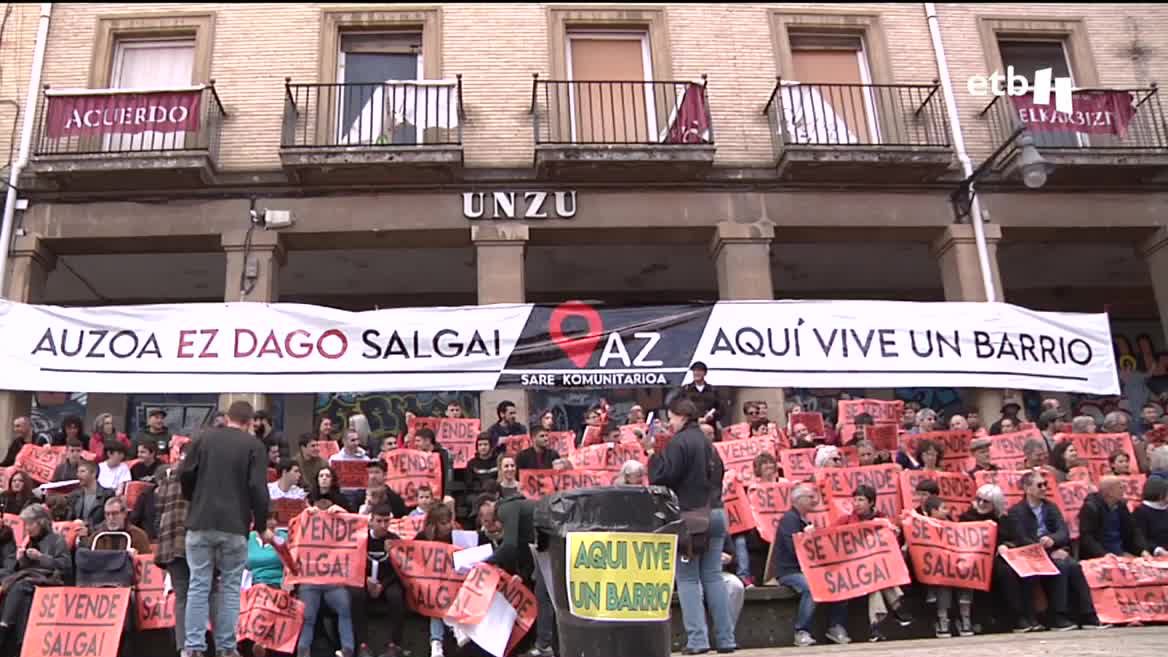 En Pamplona, estos días, pareciera que se vendían prácticamente todos los pisos del Casco Viejo. Era la manera de protestar de sus vecinos y vecinas, que esta mañana han reclamado un barrio "vivo", para denunciar además el uso de los espacios públicos por parte de la hostelería y demás eventos.