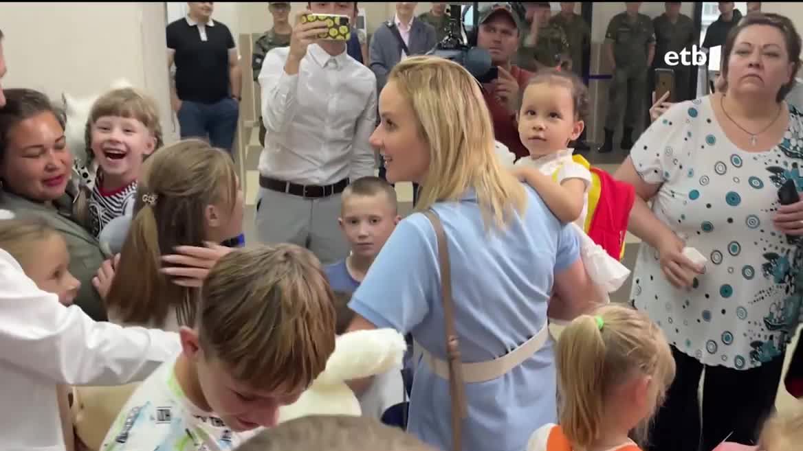 Errusiak zilegitasunik ez dio aitoren Hagako Nazioarteko Zigor Auzitegiari baina fiskaltzak uste du atxiloketak gauzatu daitezkeela. Putinekin batera jomugan jarritako Maria Alekseievna Lvova-Belova Errusiako haurtzaroaren arduradunak ihardetsi du "lana ondo bete izanaren seinale” direla atxiloketa
