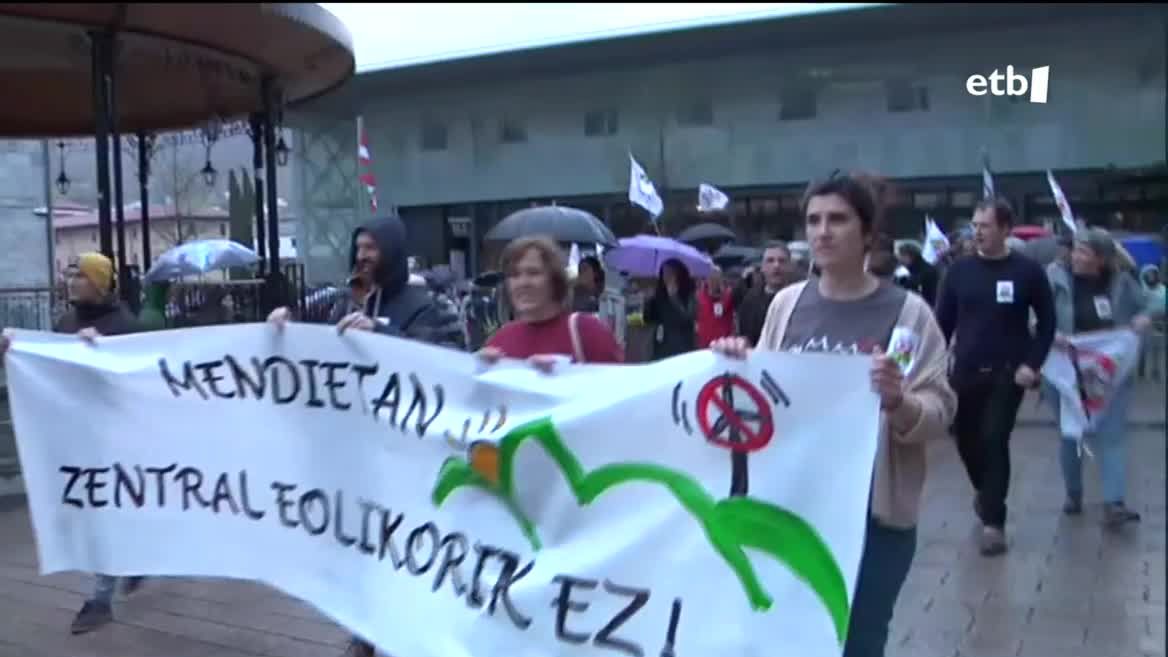 Azpeitian zentral eolikoen aurkako manifestazioa egin dute larunbat arratsaldean. Sañu Bizirik eta Oletan ere Ez! kolektiboek deitu dute martxa, eta Statkraft eta Capital Energy enpresen proiektuen aurka azaldu dira. Mendiak arriskuan jarri eta industrializatzen dituztela salatu dute.