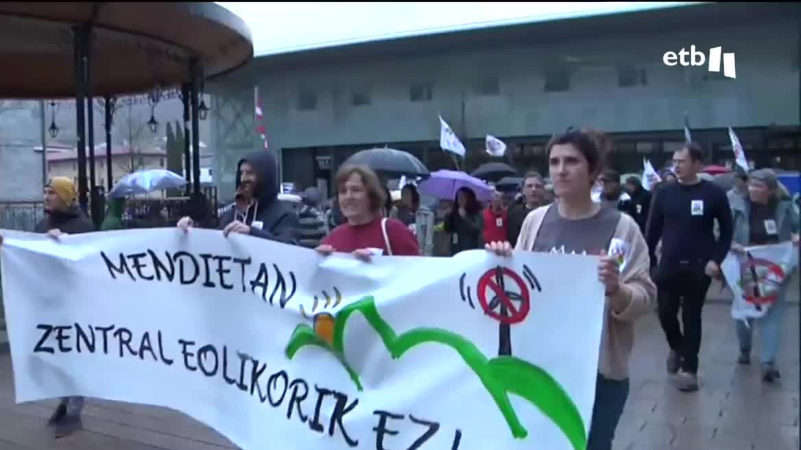 Azpeitia ha acogido este sábado una manifestación contra las centrales eólicas. La marcha ha sido convocada por los colectivos Sañu Bizirik y Oletan Ez!, que han mostrado su rechazo a los proyectos de Statkraft y Capital Energy. Denuncian que ponen en peligro los montes y los industrializan.