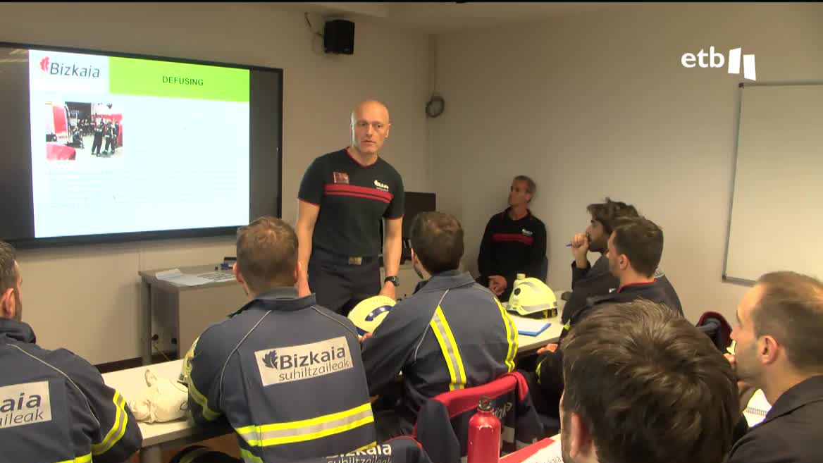 En Bizkaia, el año pasado, se realizaron 103 actuaciones por tentativa de suicidio. Este tipo de intervenciones han aumentado considerablemente y es importante saber cómo actuar. Hemos asistido a una clase de formación en prevención de suicidios.