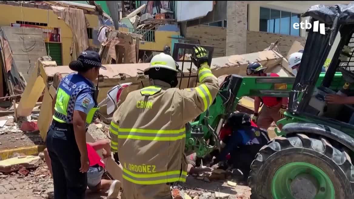Decenas de edificos se han derrumbado, dejando víctimas mortales, entre ellas un bebé y una niña de 4 años. No hay riesgo de tsunami, pero cientos de familias se han quedado ya sin hogar, y miles se encuentran sin luz y con lo puesto.