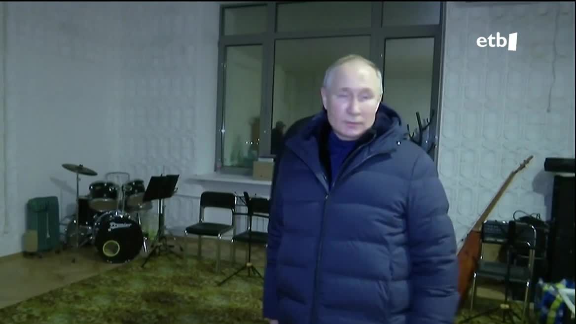 Bihar Xi Jinpin Txinako presidentearekin bilduko da Vladimir Putin, eta gaur, bezperan, Mariupol hiri enblematikoa bisitatu du. Atzo Krimeara joan zen ezustean, eta gaur ordu gutxi batzuk pasatu ditu Errusiako liderrak Ukrainako gerrako bataila odoltsuena bizi izan duen hirian.