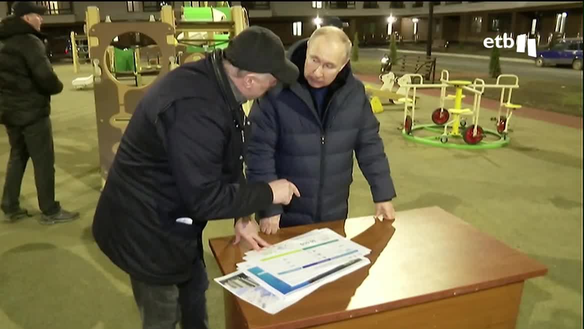 Vladímir Putin, que mañana se reunirá con el presidente chino, Xi Jinpin, ha visitado en la víspera la emblemática ciudad de Mariupol. Ayer viajó por sorpresa a Crimea, y hoy el líder ruso ha pasado unas pocas horas en la ciudad que ha vivido la batalla más sangrienta de la guerra en Ucrania.