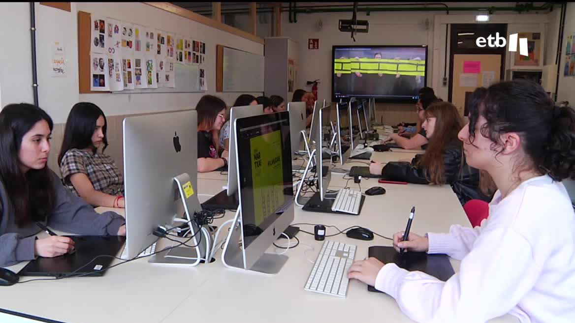 El asalto a la valla de Melilla ha sido el eje de la denuncia de los alumnos de Diseño Gráfico. Unas escaleras rudimentarias escenifican tanto los obstáculos que encuentran como los peldaños que se construyen entre todos.