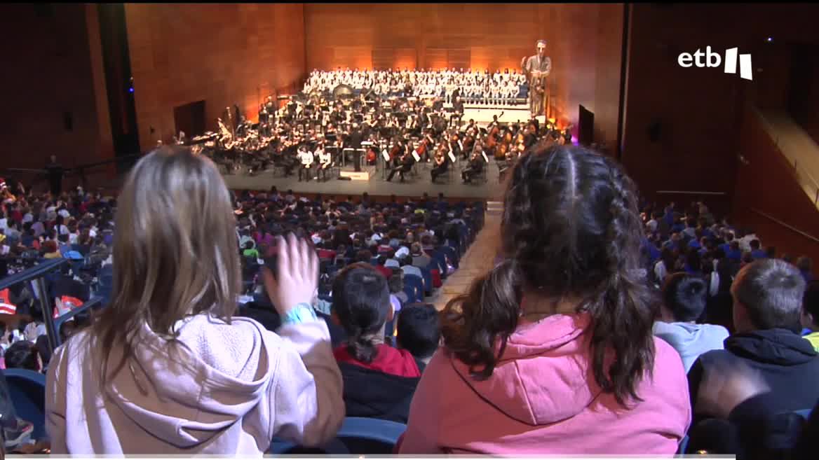 Unos 5.000 escolares de Gipuzkoa han tenido una oportunidad única: han disfrutado del Bolero Ravel en directo, en el Kursaal donostiarra. Lo han hecho de la mano de la Euskadiko Orkestra, Kursaal Eszena y un coro escolar de Cambo.