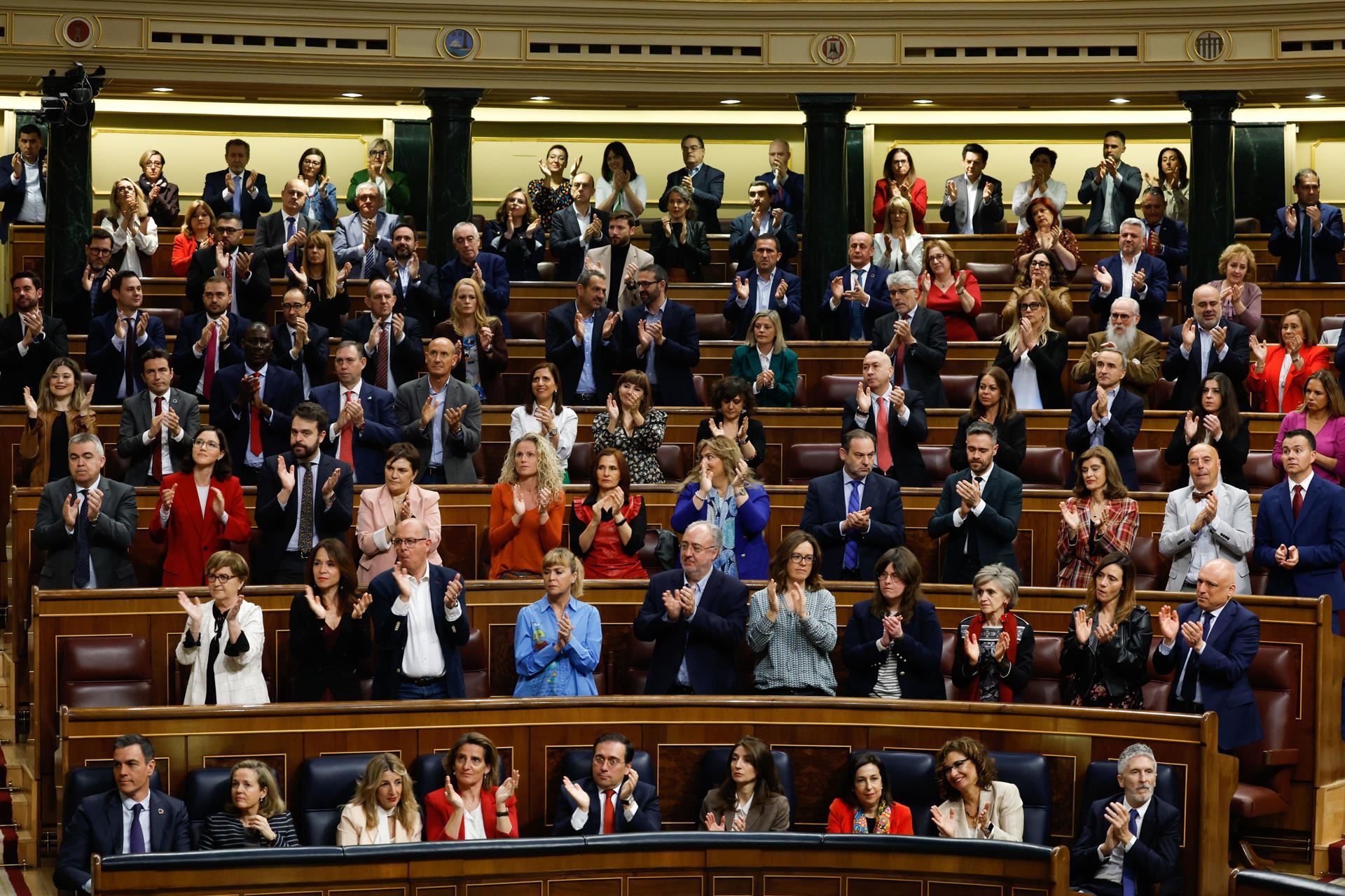 la bancada socialista aplaude a sánchez congreso
