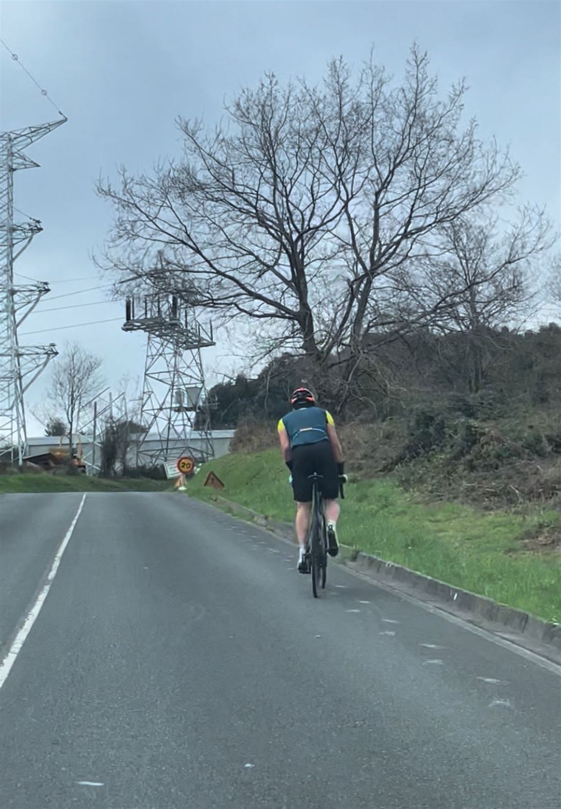 Un ciclista en plena asensión en Pike Bidea. Foto: EITB Media