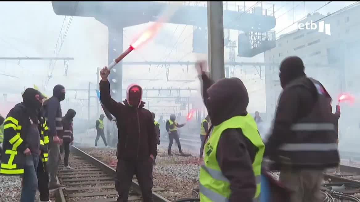 Los manifestantes han cortado esta mañana la vía férrea en la Gare de Lyon, en el corazón del distrito 12 parisino, en una nueva jornada de movilización contra la reforma de las pensiones del Gobierno Macron.