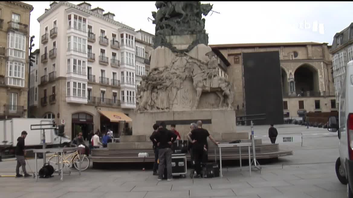 Dentro de pocas horas, la plaza de la Vírgen Blanca se vestirá de amarillo., aunque algunos ya se han adelantado. Así, Vitoria-Gasteiz dará la bienvenida al Tour.