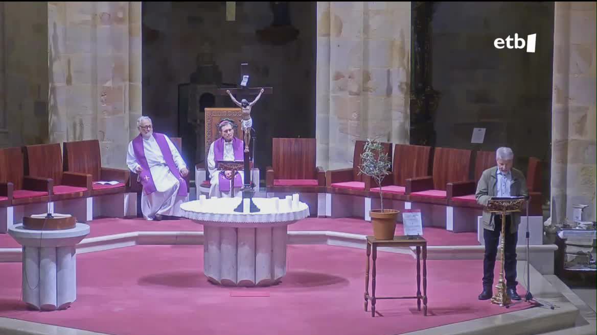 Bizkaiko Elizbarrutiak aurrekaririk gabeko urratsa egin du elizan gertaturiko sexu abusuen erreparazioaren bidean. Santiago katedralean meza zuzendu du Joseba Segurola gotzainak, publikoki barkamen eskatzeko abusuen biktima guztiei. Batzuk, gainera, presente izan dira bertan.