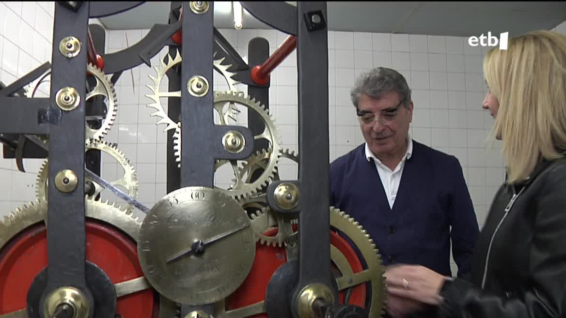 Un penton fabricado en 1772 que llevaba 50 años olvidado en una esquina de la iglesia. Lleva dos años arreglando y lustrando el reloj, y pese a que nunca va a ser posible volver a  ponerlo en marcha,  Izagirre se muestra feliz porque el reloj más antiguo de Durangaldea se quede y luzca en Ermua.