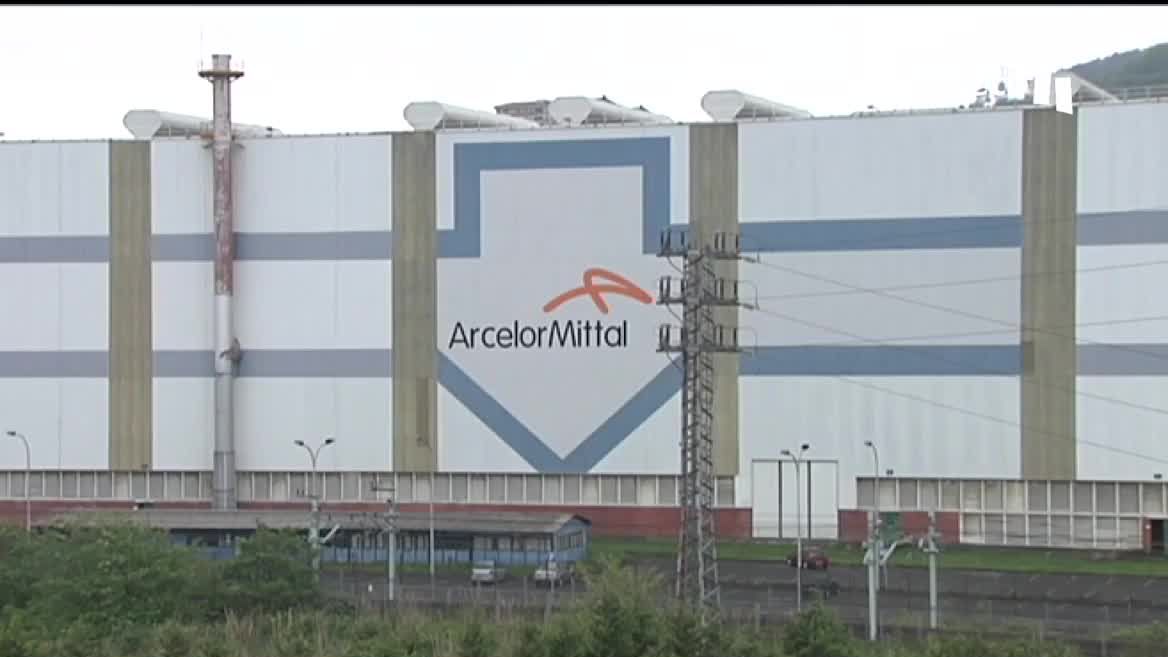 Aún falta por determinar a cuantas personas afectará en cada planta. La multinacional plantea este expediente de regulación temporal de empleo tras el incendio del horno alto de Gijón. Los sindicatos lo rechazan porque aún no se han evaluado con precisión los daños ocasionados por el siniestro.