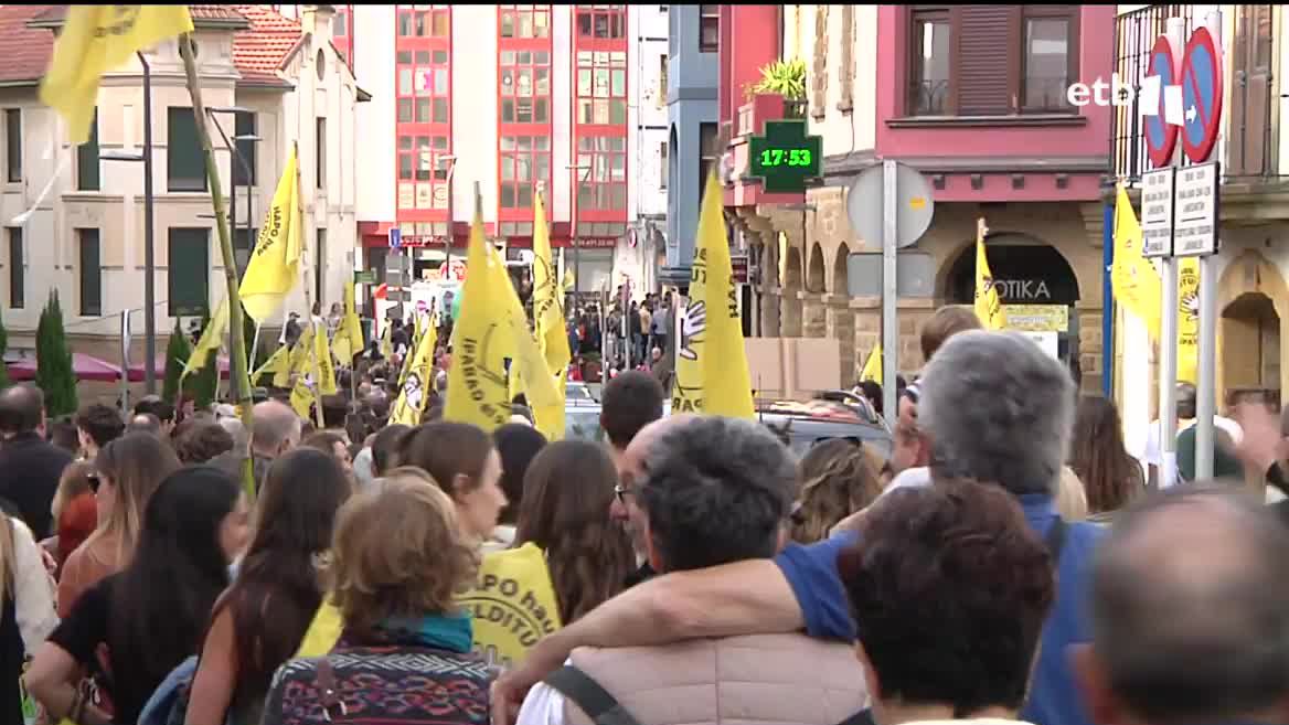 Miles de vecinos de Getxo han protestado este sábado pidiendo la retirada del Plan General de Ordenación urbana (PGOU) del Ayuntamiento. Temen que se derriben decenas de fincas en los alrededores de Andra Mari, algunas de las cuales tienen una historia de 500 años.