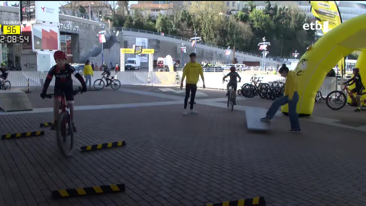 Tourra Euskadira etortzeko atzera kontaketa hasi da eta horrek sortzen duen emozioa ospatzeko  Itsasmuseumaren atariko zabalgunea horiz jantzi da igande honetan. Haize biziari kontra egin eta bizikletaren erabilera sustazeko ekimenak eta, ibilbideak antolatu dituzte, baita omenaldiak ere.