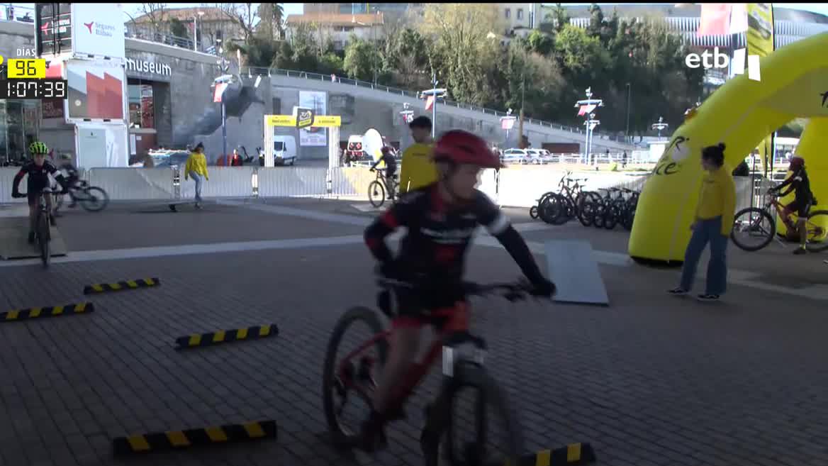 La cuenta atrás para la llegada del Tour a Euskadi, ha comenzado y, para ir calentando motores,  la explanada de Itsasmuseum se ha vestido este domingo de amarillo. Haciendo frente al fuerte viento, han podido disfrutar de  iniciativas y rutas para fomentar el uso de la bicicleta.